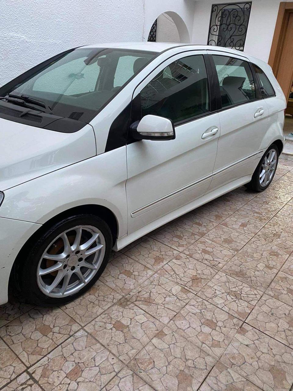 La Marsa Cite Des Juges 2 Mercedes B Mercedes b150 bien entretenue