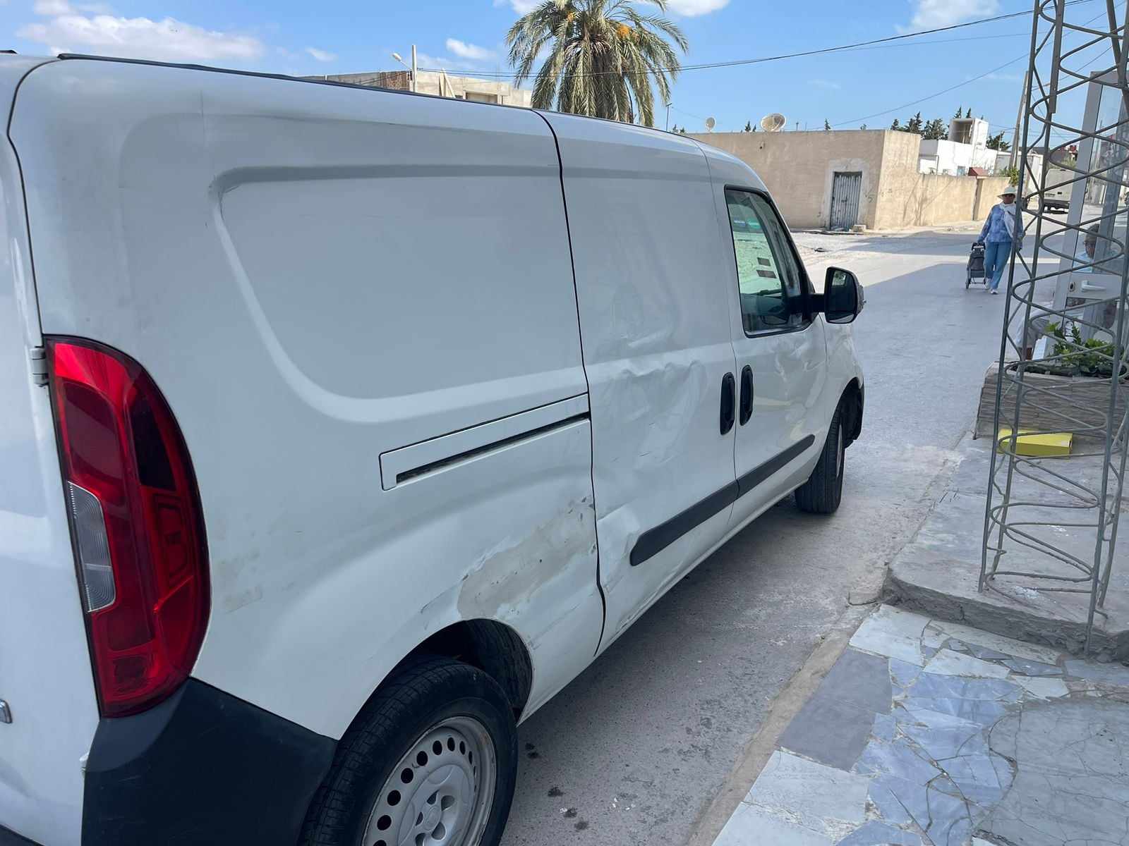 La Soukra Chotrana 1 Fiat Doblo Voiture commercial large