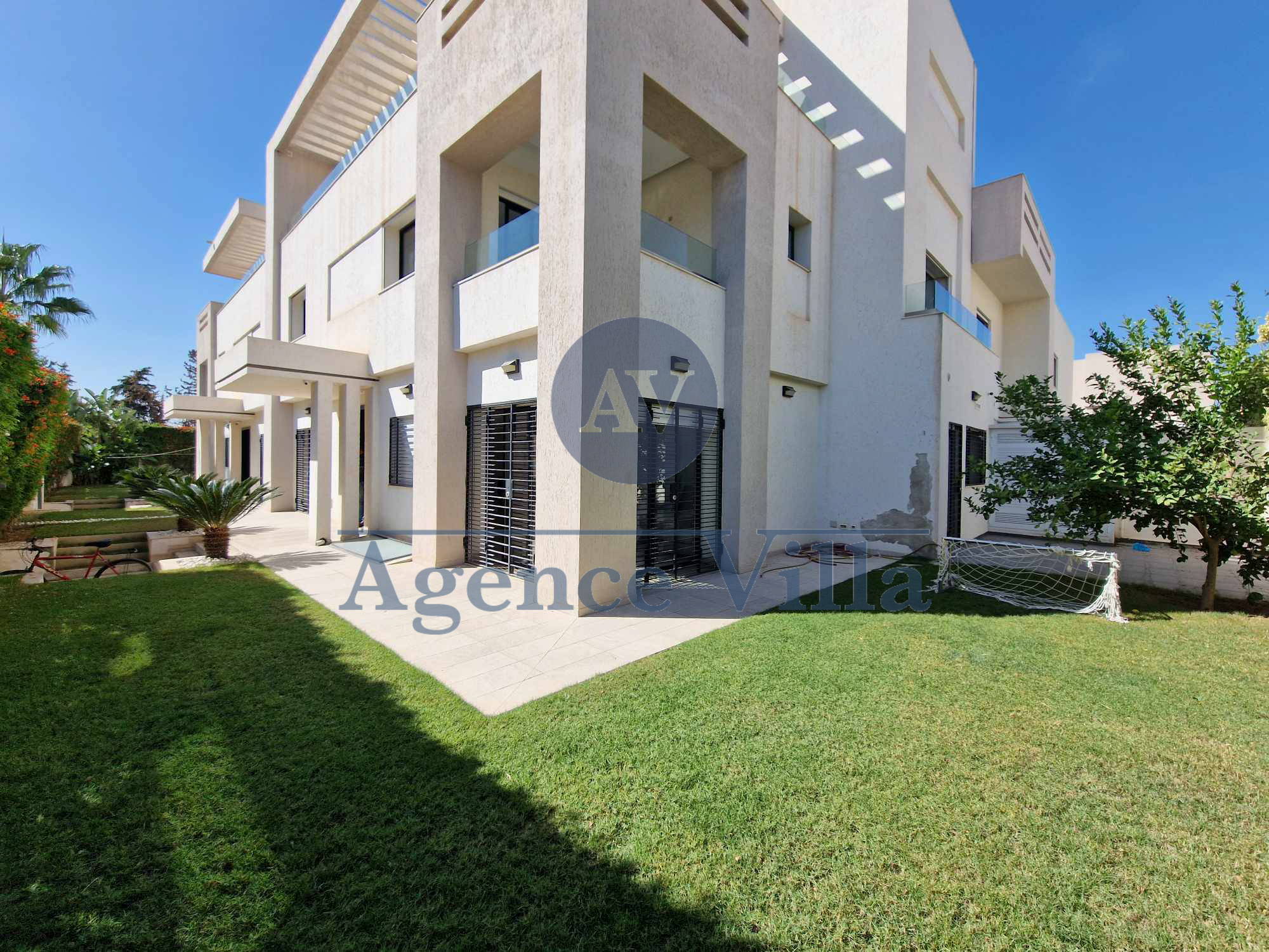 La Soukra La Soukra Location Maisons Triplex s4 avec jardin et terrasse  la soukra