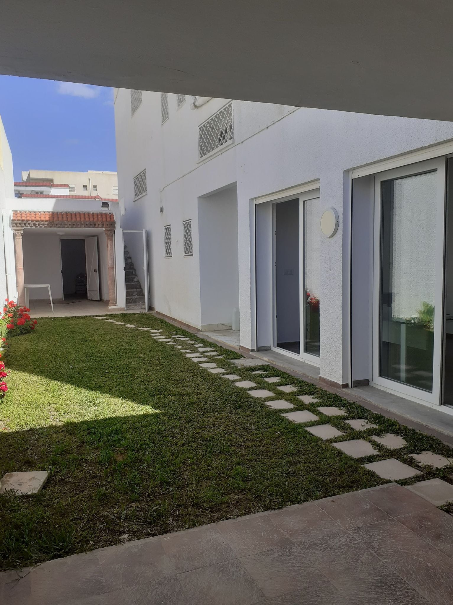 La Soukra La Soukra Vente Appart. 4 pices Une villa  la soukra