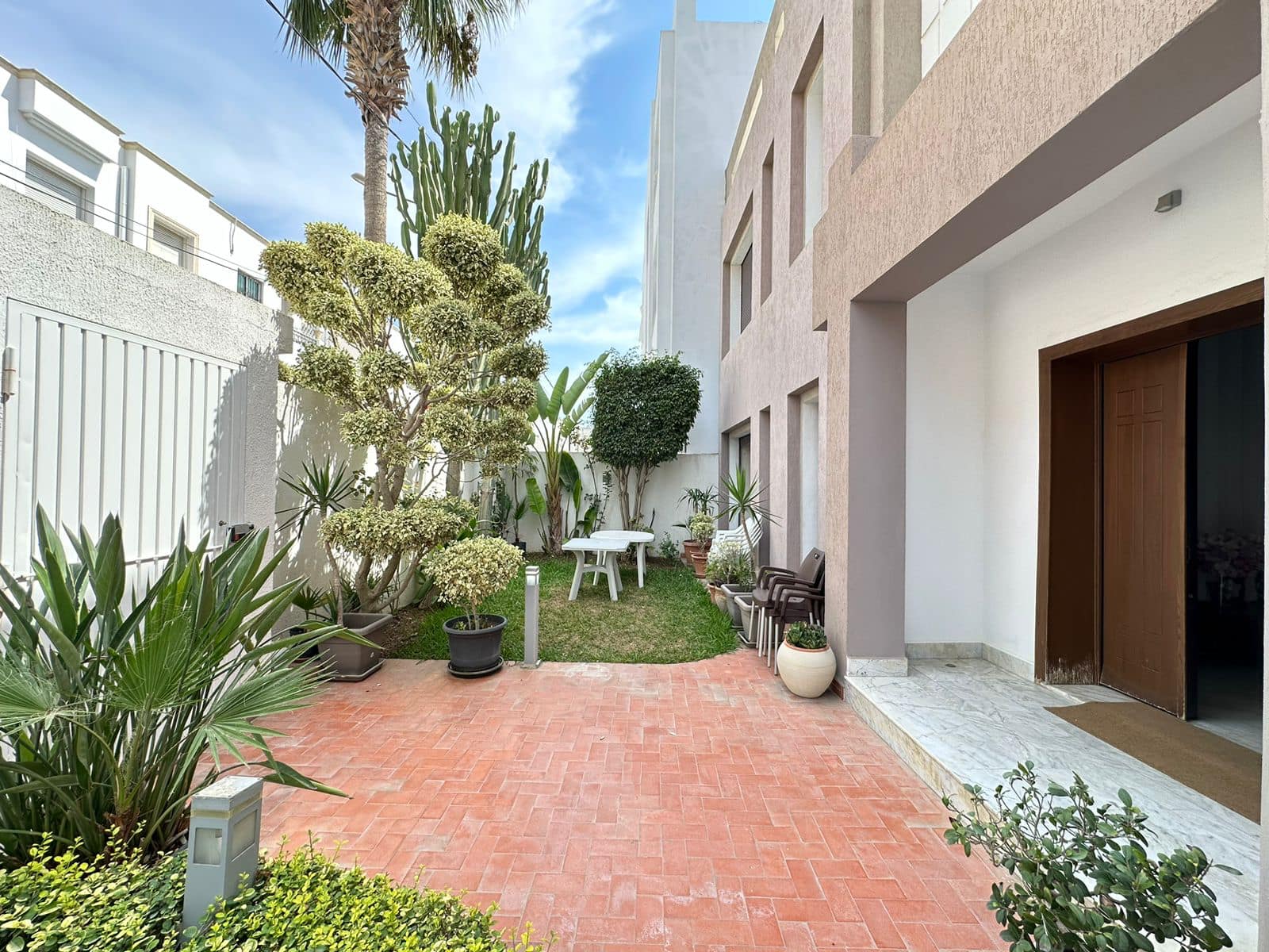 La Marsa El Aouina Location Maisons Villa moderne s5  ac jardin  aouina