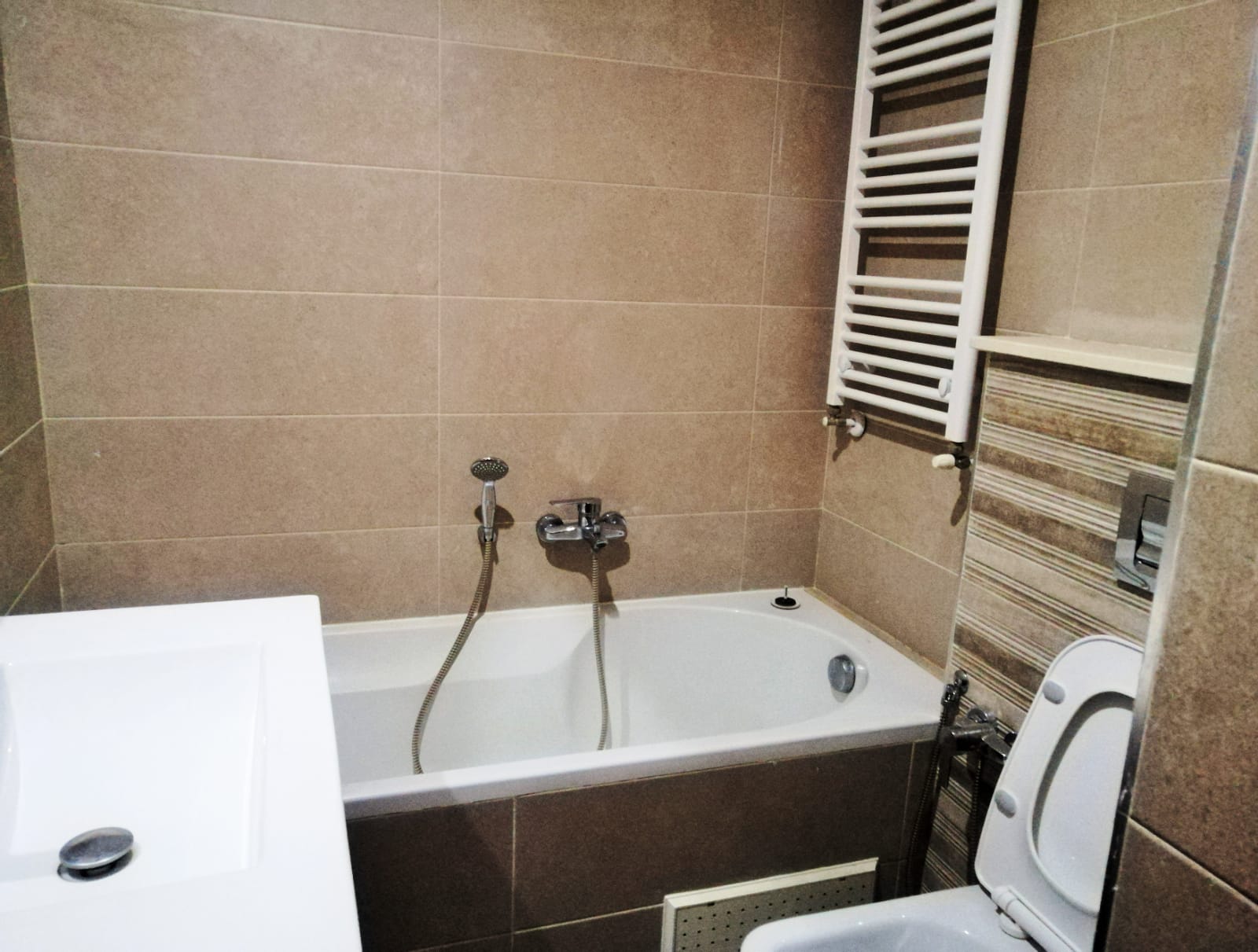 Raoued Cite El Ghazala 1 Location Appart. 3 pices Un appartement s 2 ht standing el ghazela 1