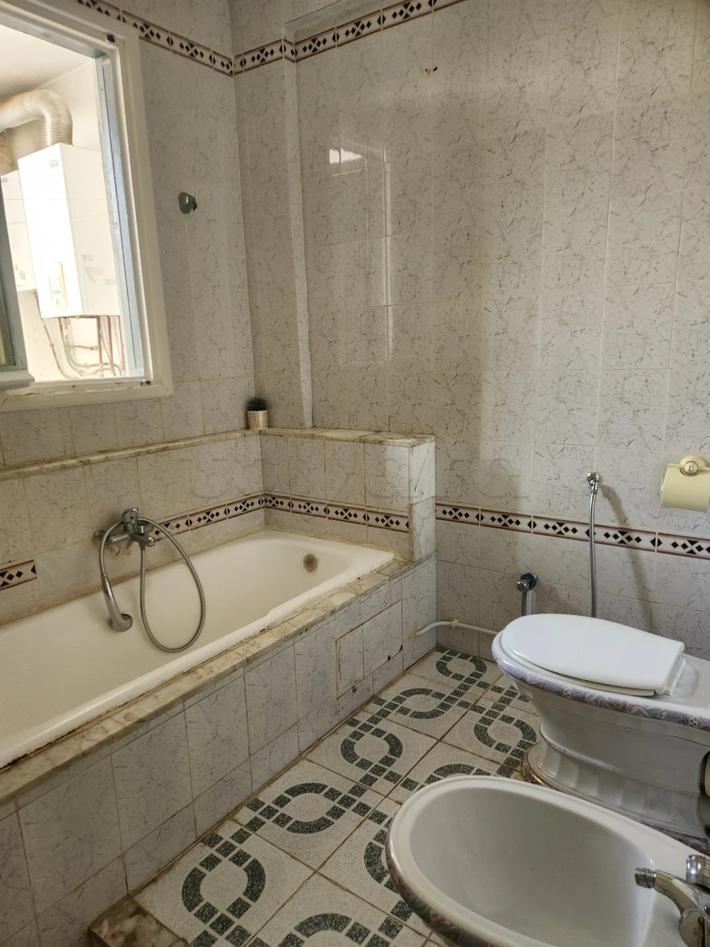 Ariana Ville El Menzah 8 Location Appart. 4 pices Appartement s4 1400dt menzah 8