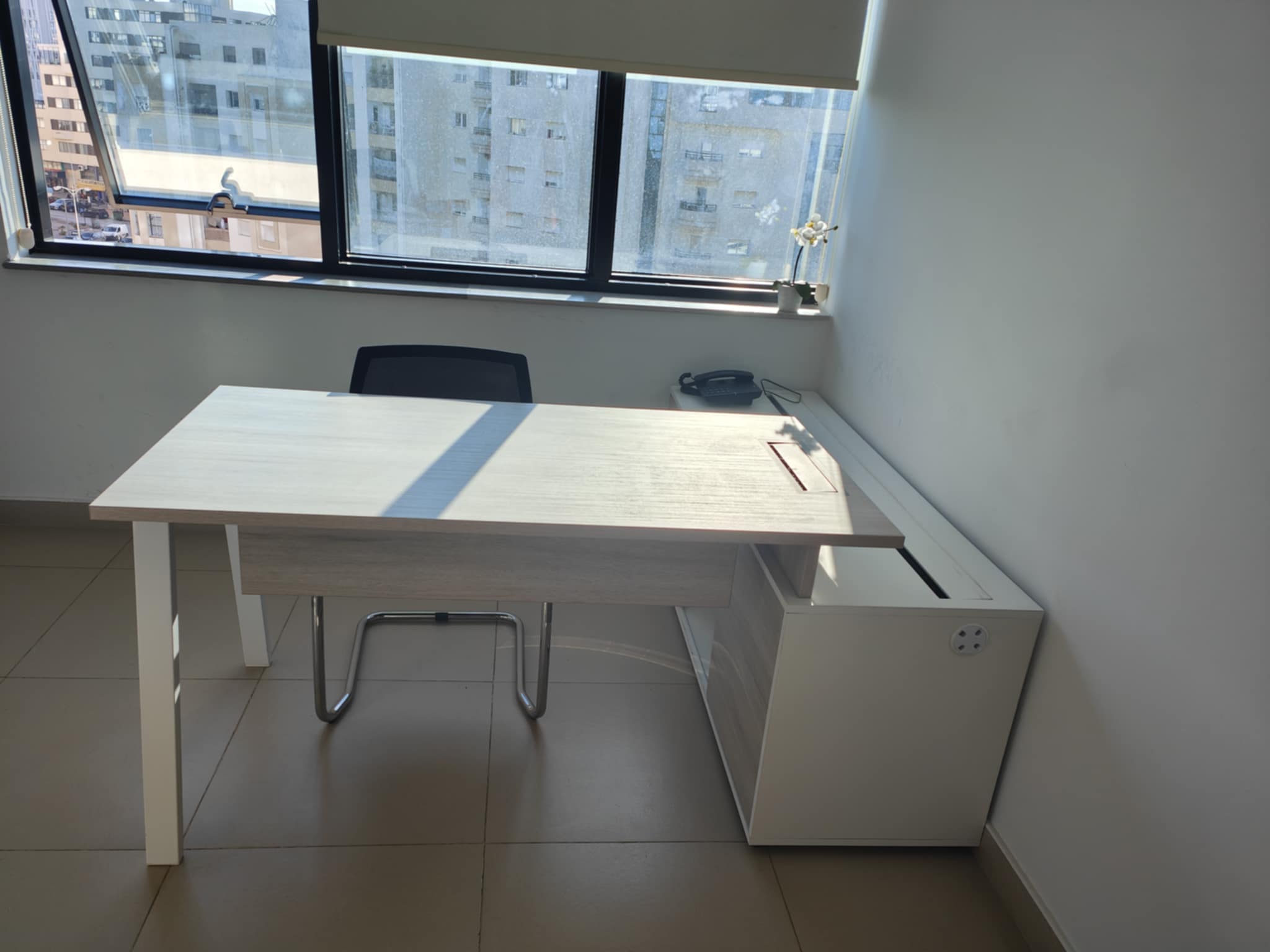 Cite El Khadra Zone urbaine nord Meubles de bureau Bureaux - Tables Deux bureaux et deux chaises