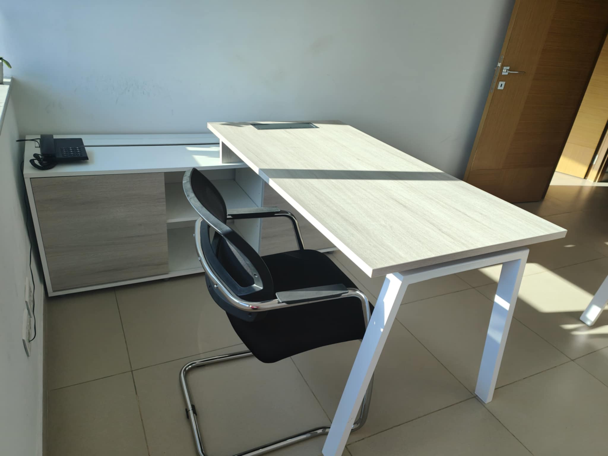 Cite El Khadra Zone urbaine nord Meubles de bureau Bureaux - Tables Deux bureaux et deux chaises