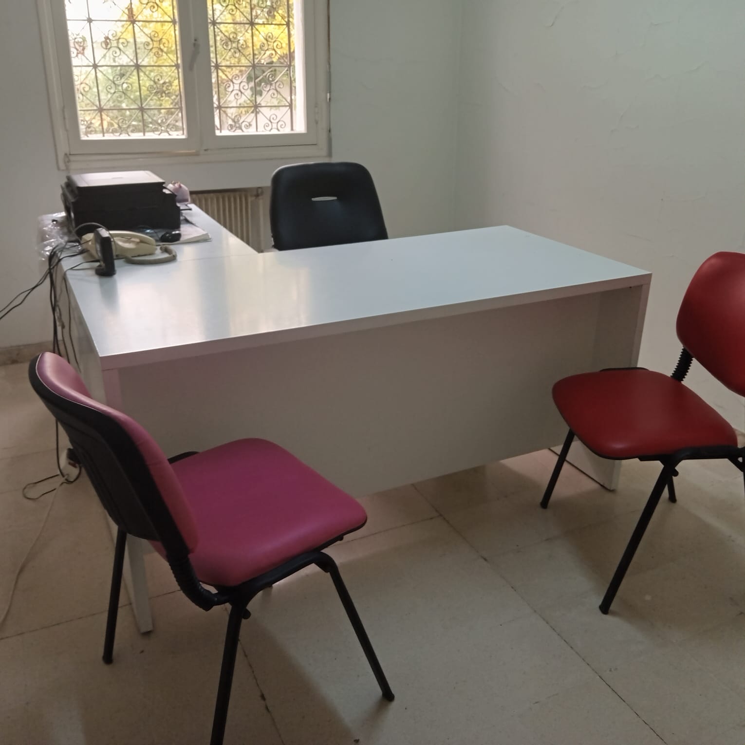 Ariana Ville El Menzah 6 Meubles de bureau Bureaux - Tables Tables chaises et accessoires de centre formation