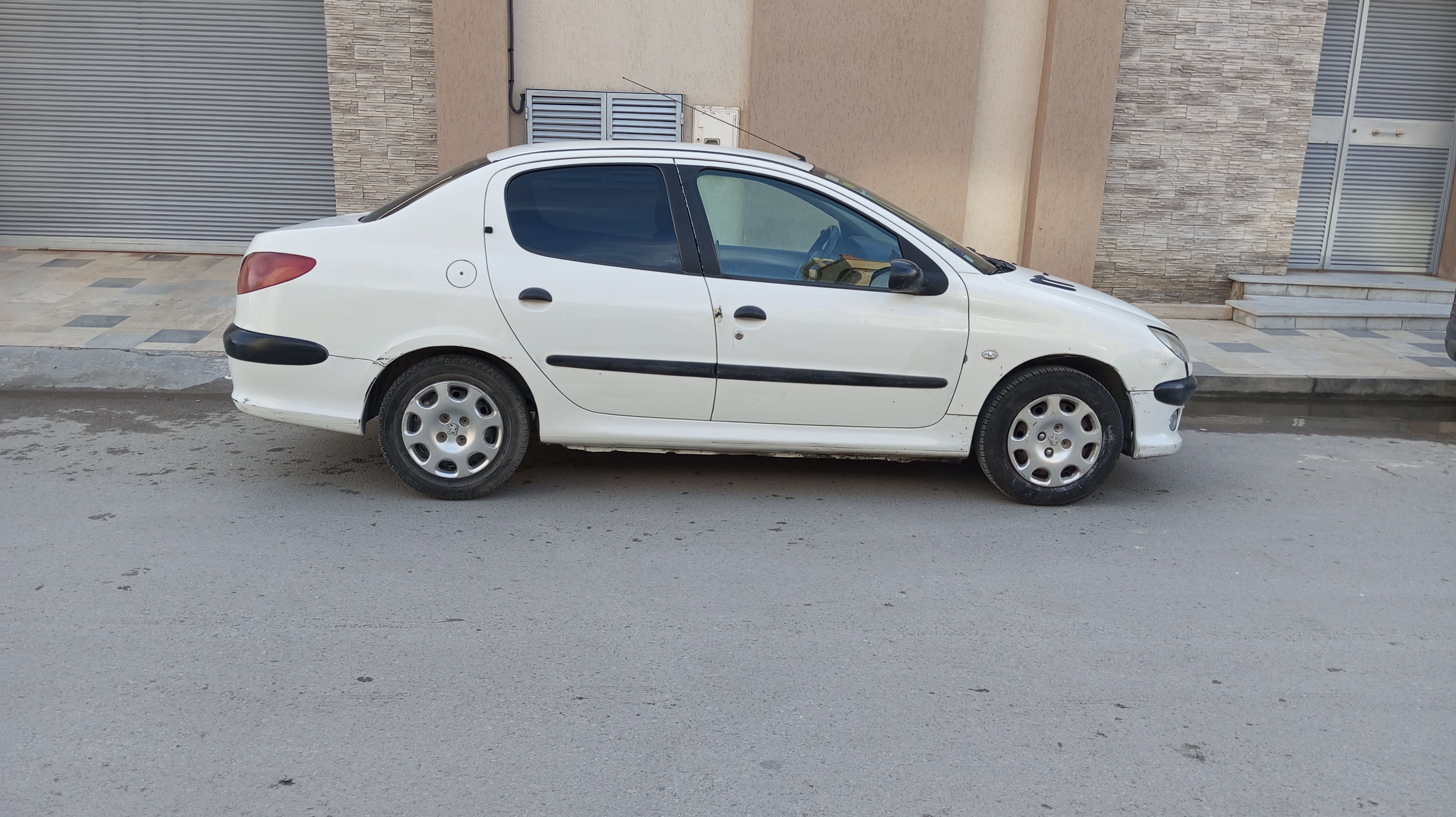 Ezzahra Ezzahra Peugeot 206 Peugeot 206 bien entretenu