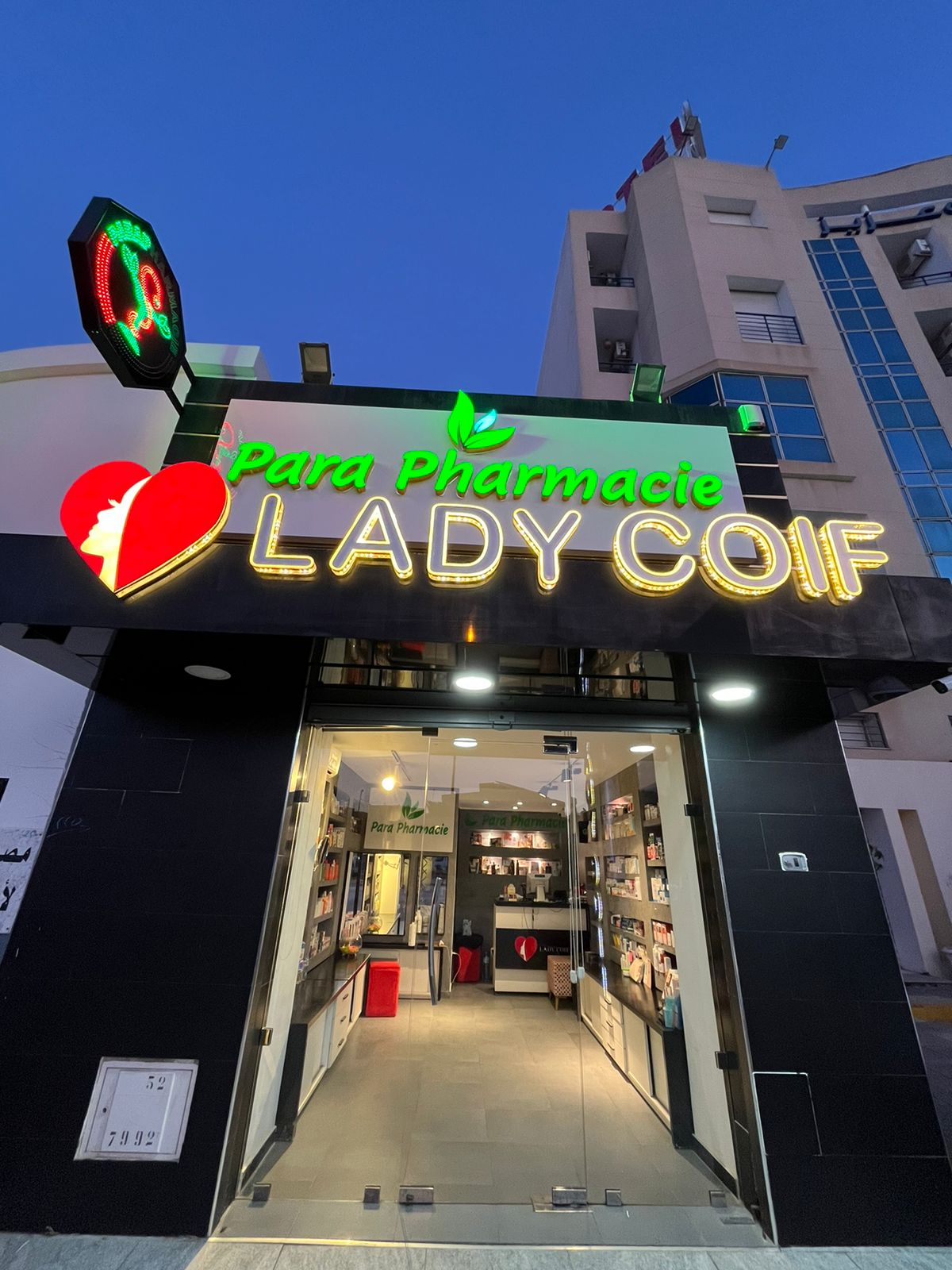 Sfax Ville Sfax Bureaux & Commerces Fond de Commerce Boutique cosmtique et parapharmacie  sfax