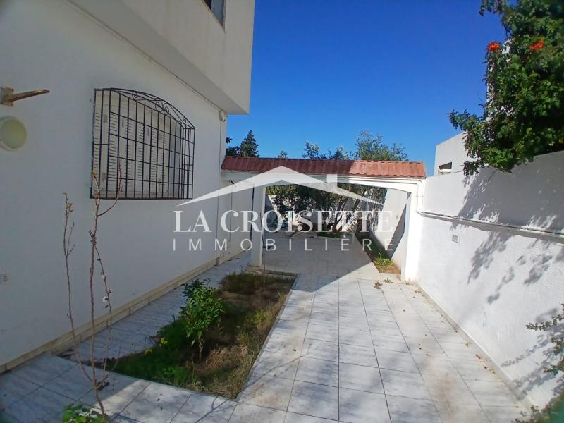 La Soukra La Soukra Bureaux & Commerces Bureau Villa h5 avec jardin  la soukra zbl0509